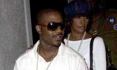 Bồ cũ Ray J dọa cố diva Whitney Houston