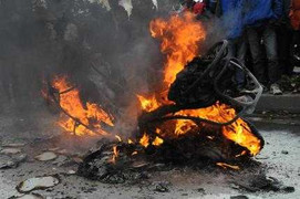 Hà Nội: Xe Attila lại cháy ngùn ngụt trên phố