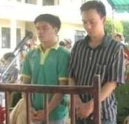 Lâm tặc phi gỗ lậu vào cảnh sát để thoát thân