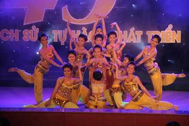 SV nghệ thuật làm thêm bị quỵt tiền, người yêu dọa bỏ