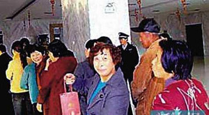 Công ty tặng vàng, bạc miễn phí cho 3.000 người dân