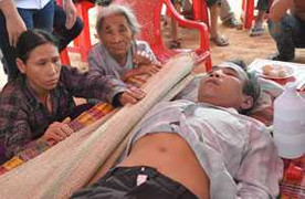 Đâm hai cán bộ rồi tự sát