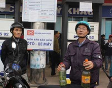 Xe chết máy hàng loạt, dân bủa vây cây xăng