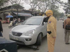 Vi phạm giao thông, tài xế tăng ga đủn CSGT 20m