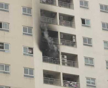 Hà Nội: Cháy chung cư, hàng trăm người hoảng loạn