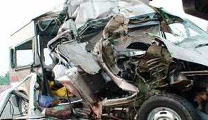 Xe khách tông xe tải, 2 người chết, 13 người bị thương