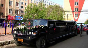 Siêu đám cưới: Rải tiền làm thảm, tặng tiền khách dự