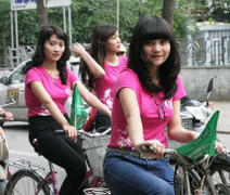 30 nữ sinh xinh đẹp đạp xe cổ động bảo vệ môi trường