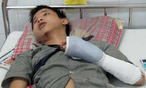 Ở không đăng ký, SV bị quản lý KTX đuổi, đánh vào viện