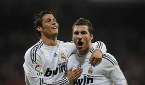 Chelsea chi 100 triệu euro mơ sở hữu Ronaldo - Higuain