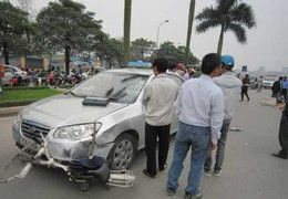 Hà Nội: Taxi đâm nát xe đạp, 2 người thương vong