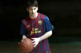 Messi trổ tài ném bóng rổ bằng...chân