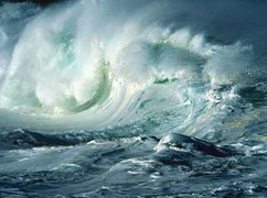 Ngồi chơi trên mỏm đá, một HS bị sóng cuốn mất tích