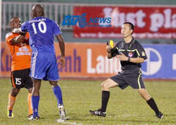 Xem Philani-Nguyễn Rogerio hùng hổ “bóp cổ” nhau