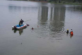 Bạn gái giả vờ trầm mình, người yêu chết đuối