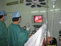 Trực tiếp cắt tuyến thượng thận nội soi 1 lỗ