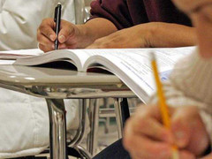 Yêu trò, thầy sẽ bị mất việc, không lương hưu...