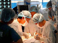 Phẫu thuật cho cô gái có bộ phận sinh dục không rõ ràng