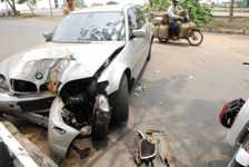 'Xế hộp' BMW húc ngã cây xanh giữa phố