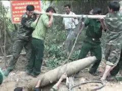 Xem bộ đội rà phá bom mìn, vật nổ