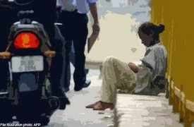 Lười học, một nữ sinh bị bố bắt đi ăn xin