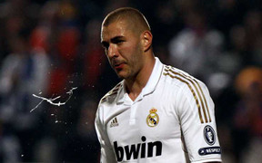 Nóng bên lề: Benzema quay lưng với bà