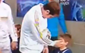 Hành động khó hiểu của Casillas với bé trai