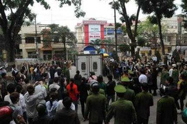 Chùm ảnh: Xử phúc thẩm Luyện 'nóng' cả ngoài sân tòa