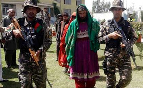 Ảnh: 7 phần tử Taliban giả gái bị tóm gọn