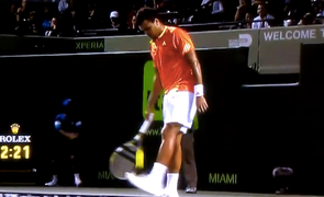 Trận đấu căng thẳng, sao tennis nổi hứng... tâng bóng