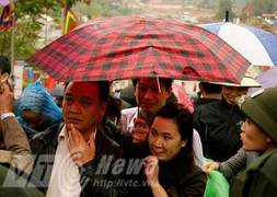 Ảnh: Dòng người đội mưa về Giỗ tổ