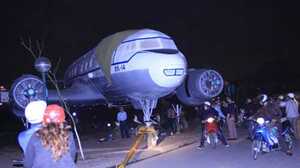 Khám phá máy bay cổ 'hạ cánh' trên cầu Vĩnh Tuy