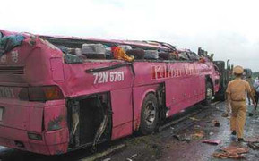 Xe khách lật xuống ruộng, 15 người thương vong