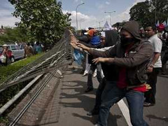 Indonesia: 8 vạn người biểu tình phản đối tăng giá xăng