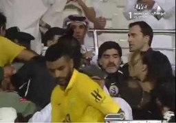 Vì bạn gái, Maradona lên khán đài