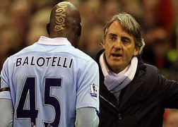 Man City mất điểm, Mancini trách Balotelli