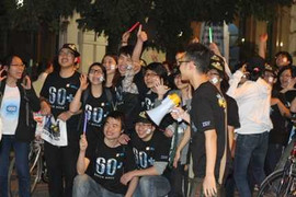 Video: Giới trẻ Hà Nội nô nức tắt đèn Giờ Trái đất