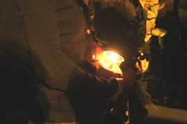 Thông điệp của đôi bàn tay và cây nến