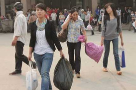 Hàng vạn người đổ về Thủ đô sau dịp Giỗ Tổ