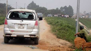 Ẩu đả xong bỏ lại 5 'xế hộp' trên bờ đê