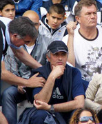 Mourinho thảnh thơi cùng vợ đi xem con trai thi đấu