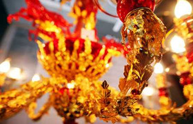 Ảnh: Đèn chùm dát vàng bạc tỷ ở Hà Nội