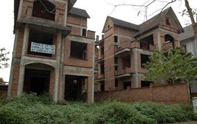 Kim tiêm lổm nhổm trong khối tiền tỷ ở Hà Nội