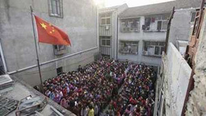 Thiếu đất, học sinh chào cờ trên mái nhà