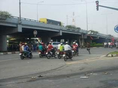 Hai mẹ con chết thảm dưới gầm xe container