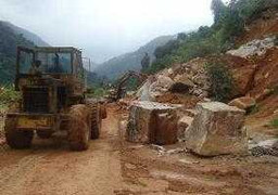 Lở đá gây ách tắc giao thông trên đèo dài nhất Việt Nam