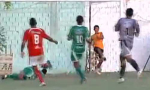 Cậu bé nhặt bóng cản phá bàn thắng, cả sân cãi vã