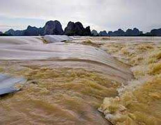 Hồ xả lũ, chú chết đuối, cháu mất tích