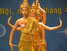 Nam sinh Hà Nội tranh tài cắm hoa, uốn dẻo, múa