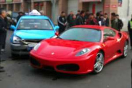 Mất 330 triệu đồng vì chạm nhẹ siêu xe Ferrari